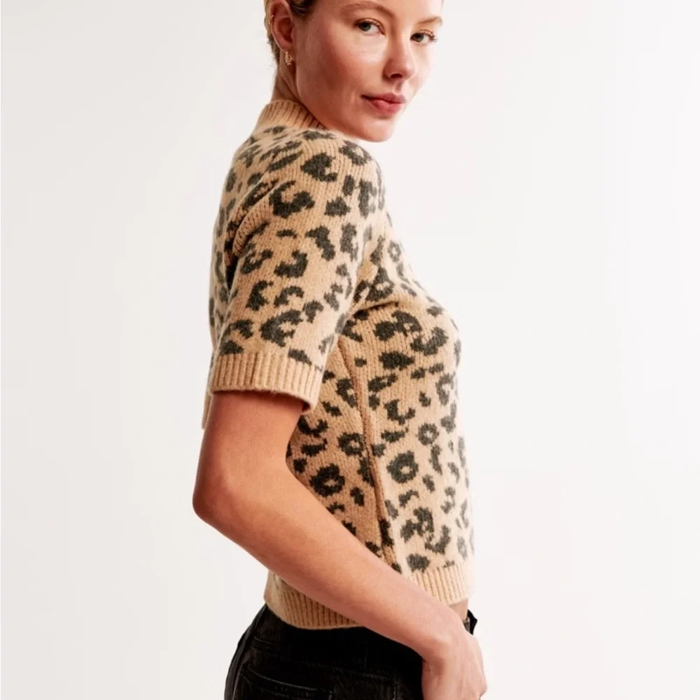 Abercrombie & Fitch Leopard Print Short Sleeve Sweater - Picture 3 of 10